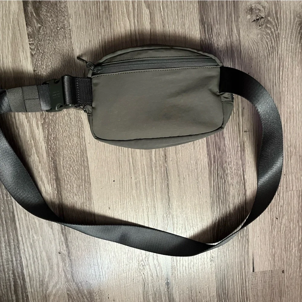 🆕lululemon Everywhere Belt Bag -Green - Picture 6 of 9